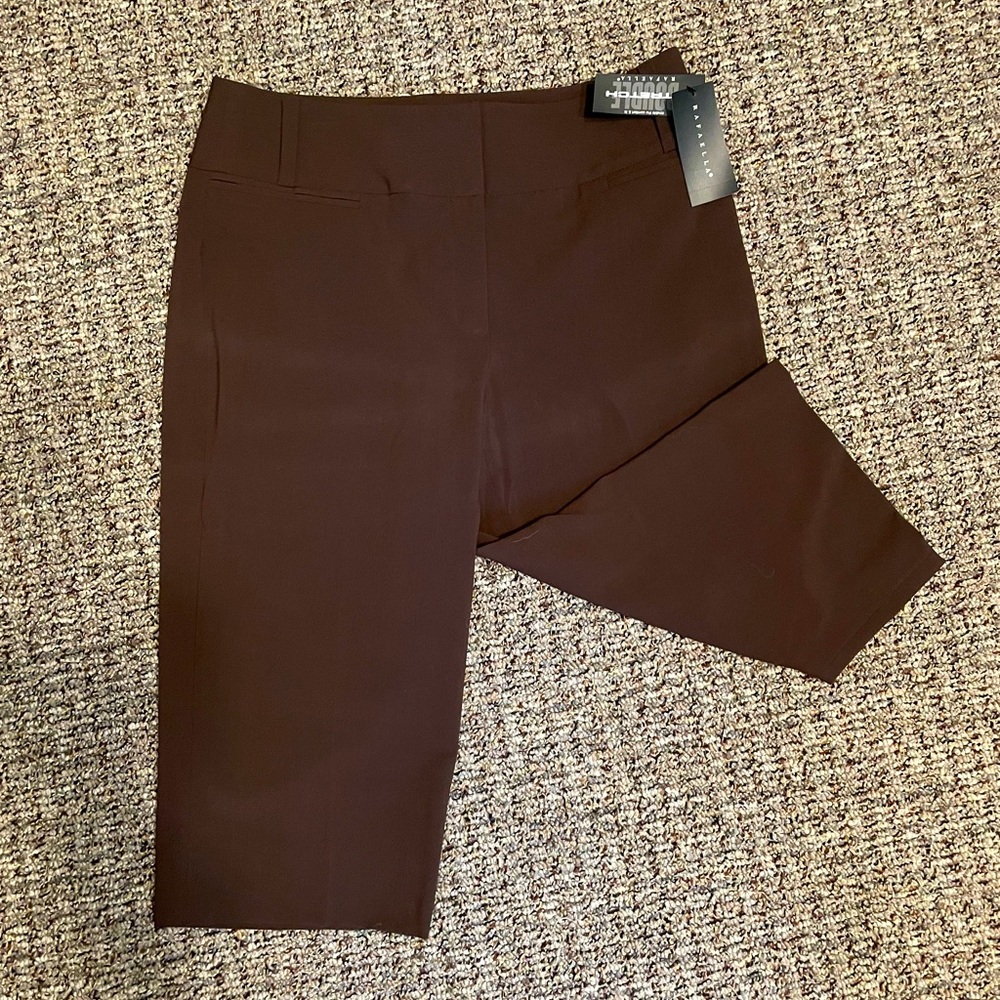 Rafaella brown dress capris with back pockets. Tummy concealed waistline.